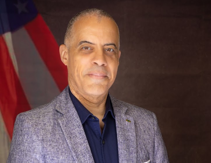Portrait Photo of Larry Sharpe